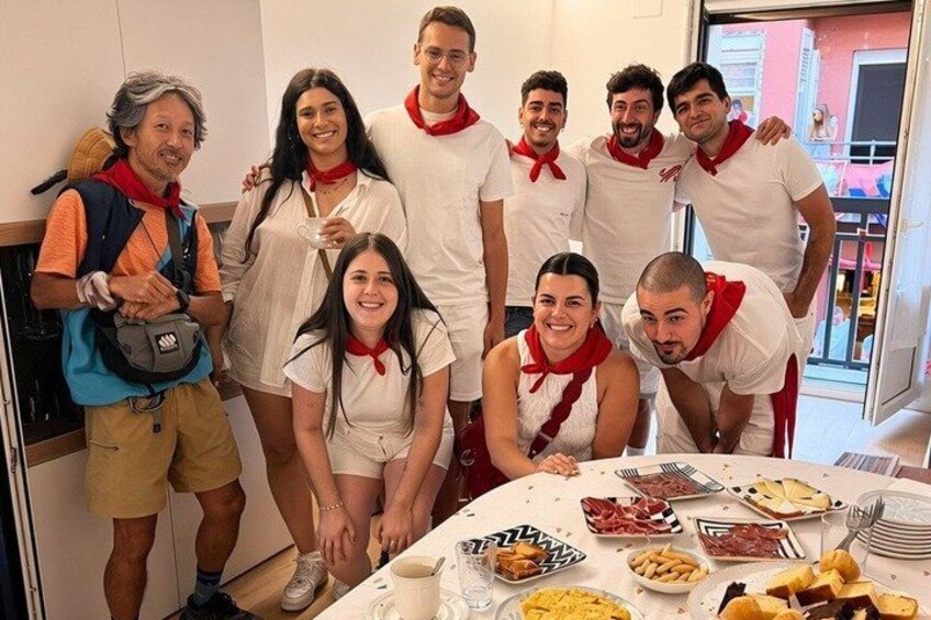 Un groupe de personnes se trouve dans une cuisine, et de la nourriture est disposée sur la table. 4