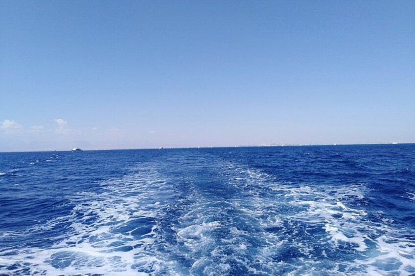 A vast ocean with waves and a clear sky. 5