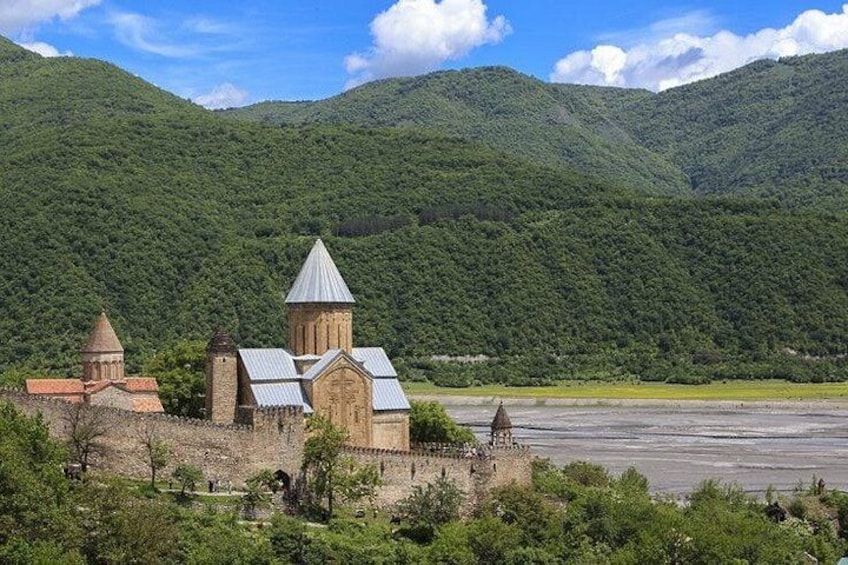 En kirke med et kirketårn og en flod i baggrunden. 3