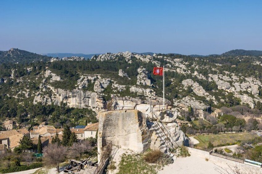 Paisaje montañoso con una roca destacada y un asta de bandera. 3