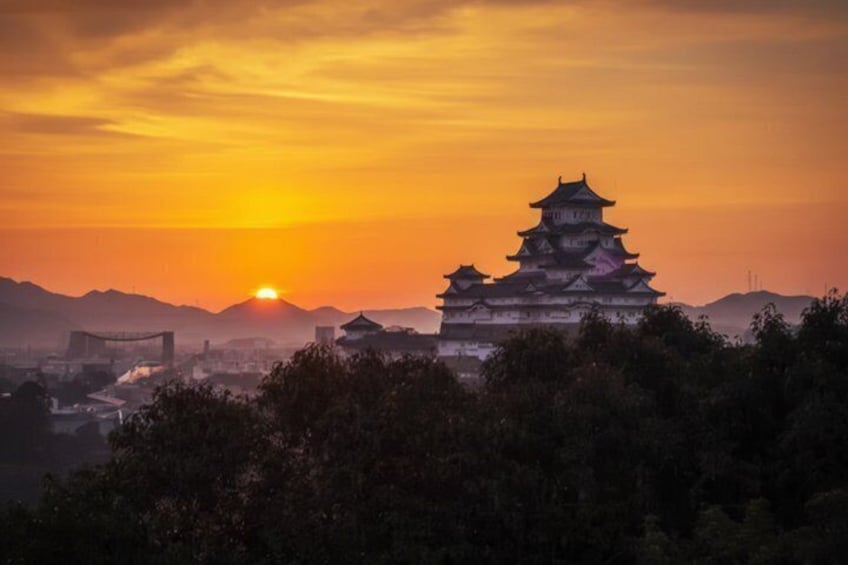 Un tradizionale pagodone a più livelli al tramonto, con uno skyline urbano sullo sfondo. 2
