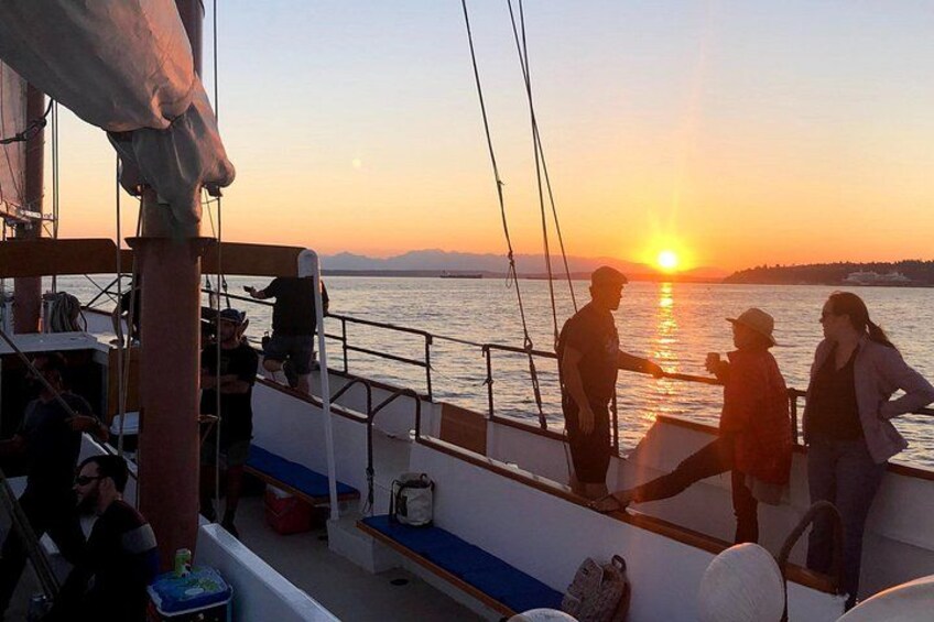 Enjoy a drink from our onboard bar and set sail into the perfect evening on the water! 2