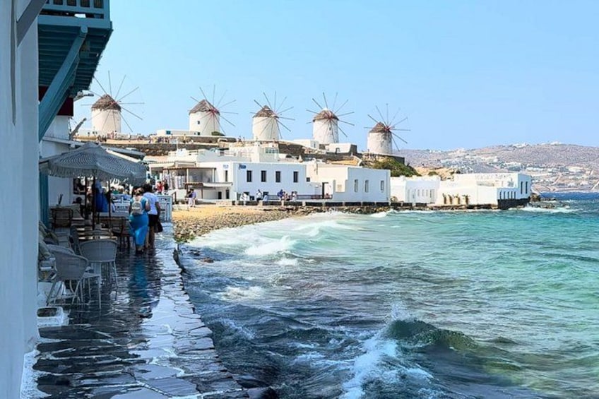 Une ville côtière dotée de moulins à vent, d’une plage et d’une digue. 1