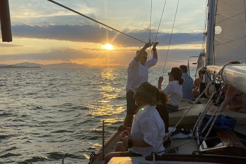 Sunset sailing on a classic sailboat in Jaco and Herradura 3