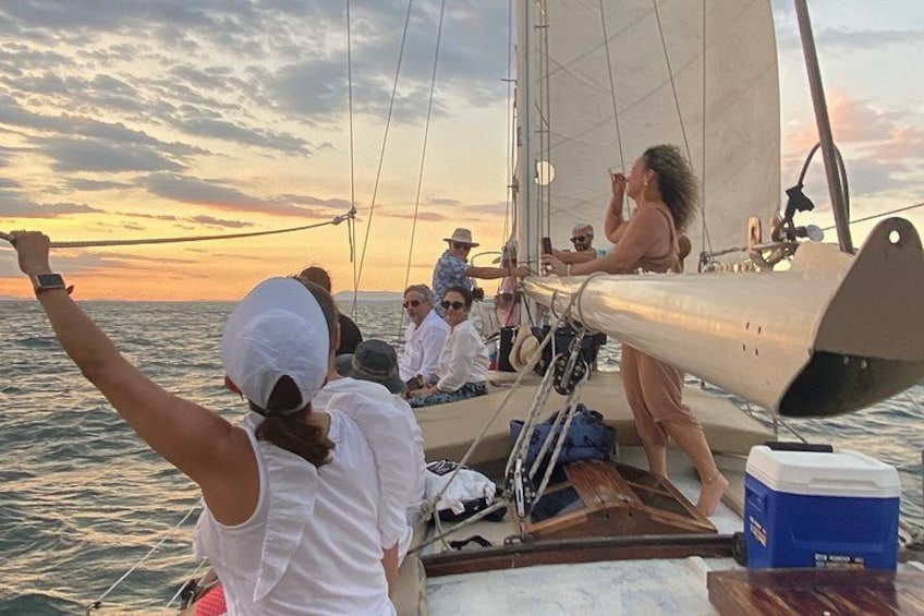 Sunset sailing on a classic sailboat in Jaco and Herradura 4