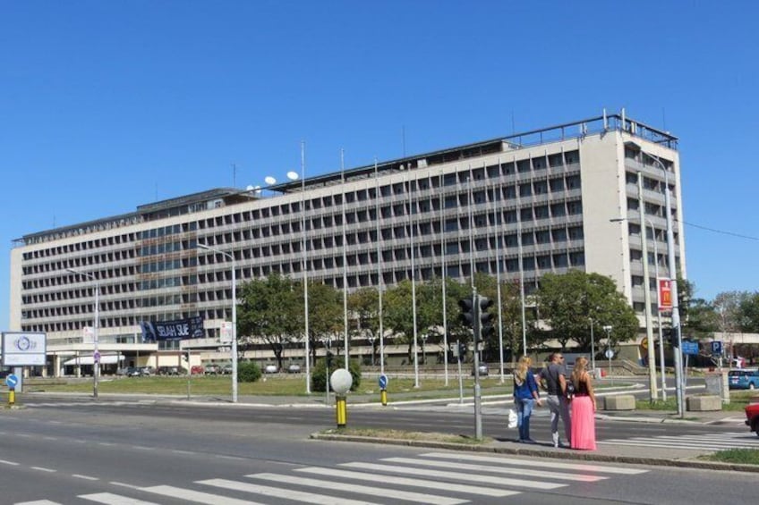 Een meerlaags parkeergarage met een voetgangersoversteek en verkeerslichten. 4