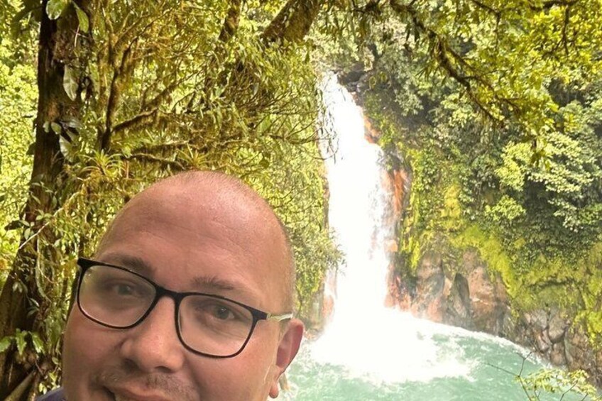 Ein Wasserfall, umgeben von üppigem Grün. 2