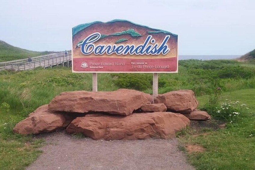 Schild für den Cavendish Prince Edward Island National Park vor einer Küstenlandschaft. 3