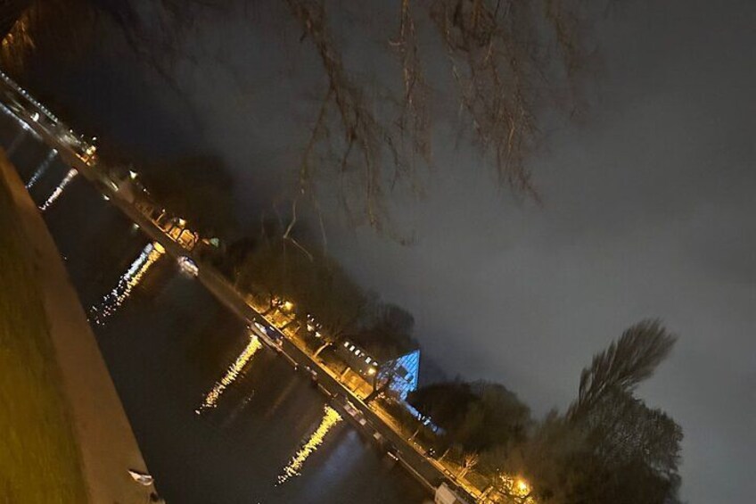 Une vue nocturne d’un pont illuminé, dans une atmosphère brumeuse. 4