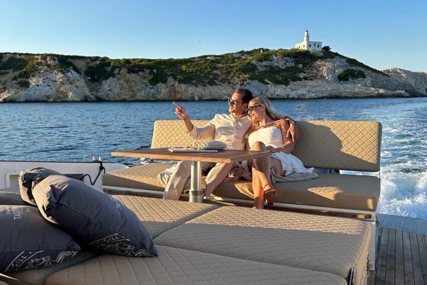 Un couple à bord d’un bateau, avec un phare en arrière-plan. 5