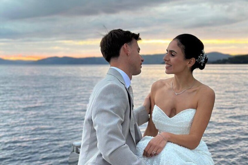 Un couple au bord de l’eau, au coucher du soleil. 1