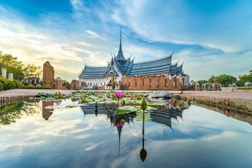 Ett traditionellt tempel med en lotusdam framför. 1