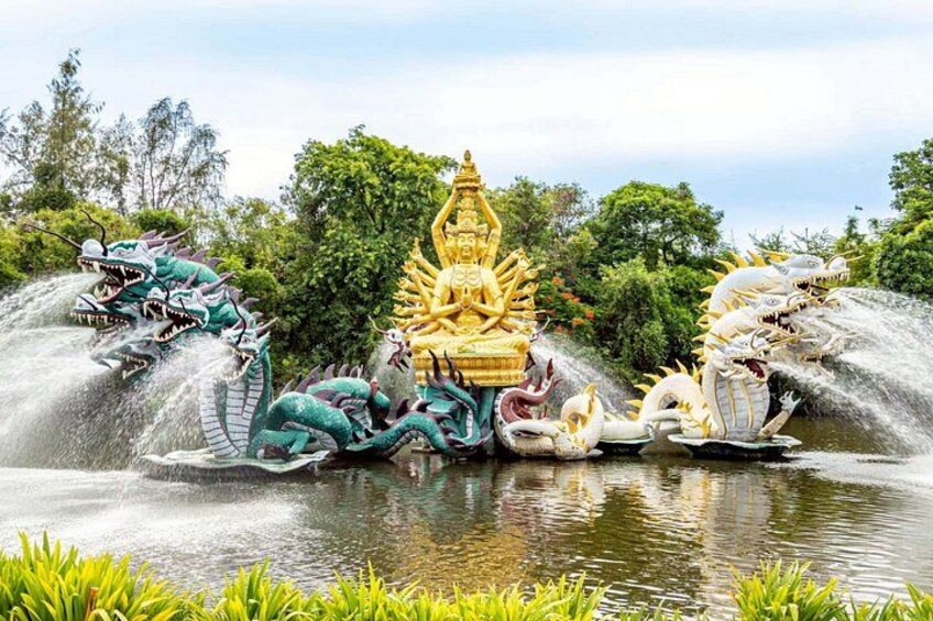 En fontän med drakarskulpturer och en gyllene Buddha-staty. 4