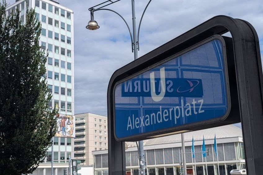 Ein Schild für Alexanderplatz mit blauem Hintergrund und weißer Schrift. 1