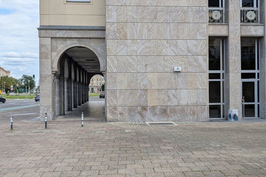 Un bâtiment en pierre doté d’une entrée en arc de cercle et d’une tour horloge. 2