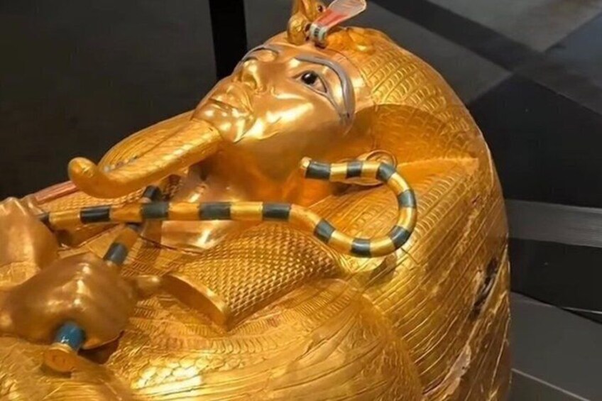 Una estatua dorada de un elefante con un collar de cuentas. 1