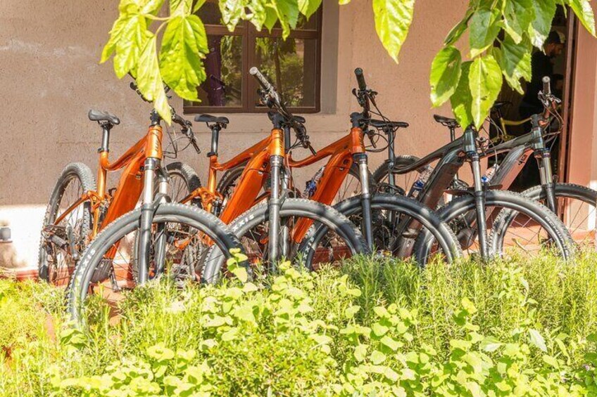 Une rangée de vélos est stationnée devant un immeuble avec une fenêtre. 4
