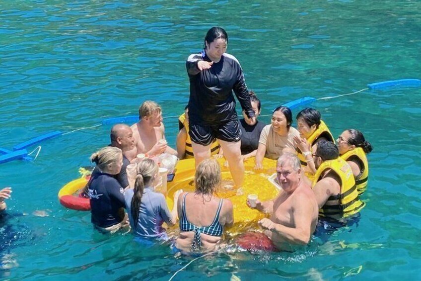 Een groep mensen op een vlot in het water. 4