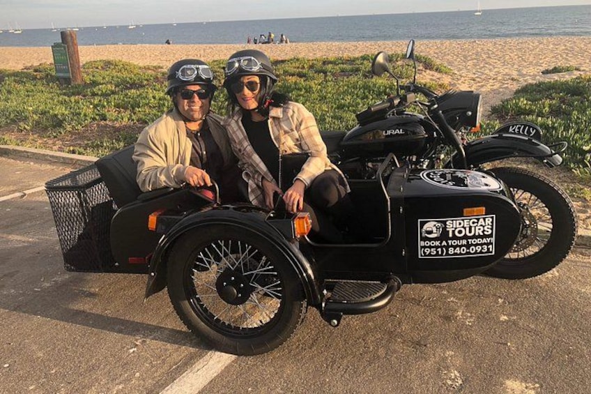 Een motor met zijspan geparkeerd op het strand. 2
