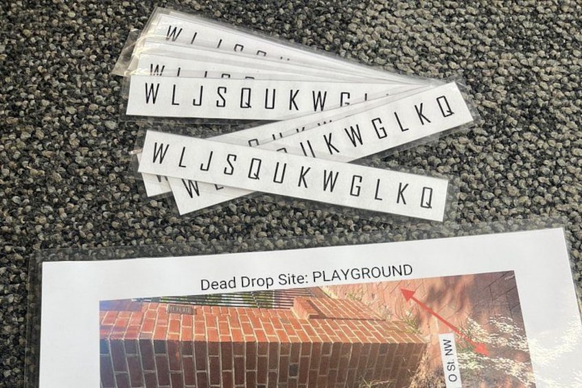 Un conjunto de fichas de letras y un mapa de un edificio de ladrillo con la etiqueta 'Dead Drop Site: PLAYGROUND'. 4