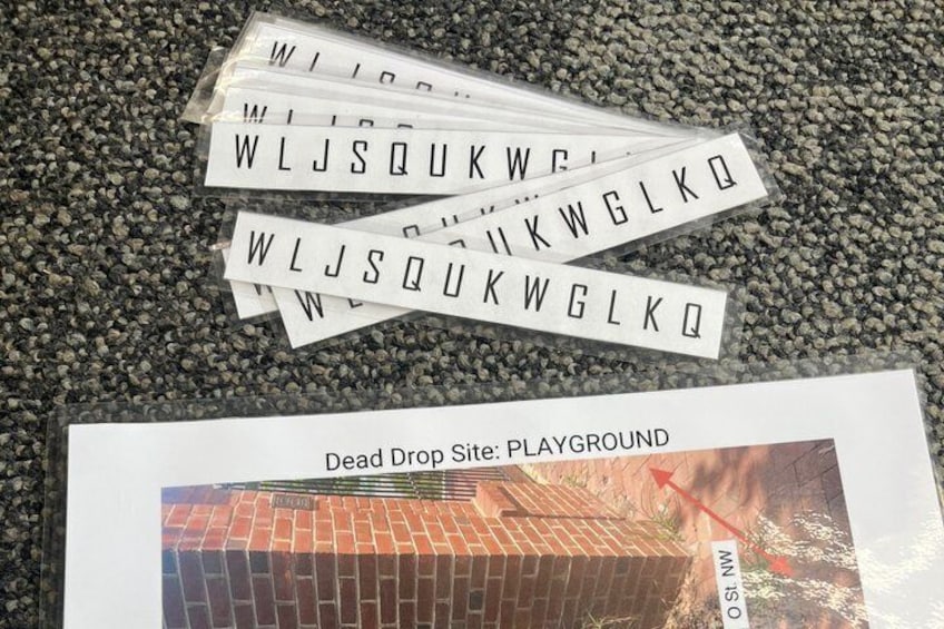Conjunto de fichas alfabéticas y un mapa que dice 'Punto de Entrega Secreto: PARQUE INFANTIL' con una flecha roja apuntando a una pared de ladrillo. 3