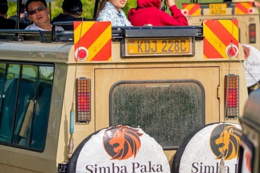 Un autobus arborant la marque « Simba Paka » et portant le numéro d’immatriculation « KDJ 228C ». 5