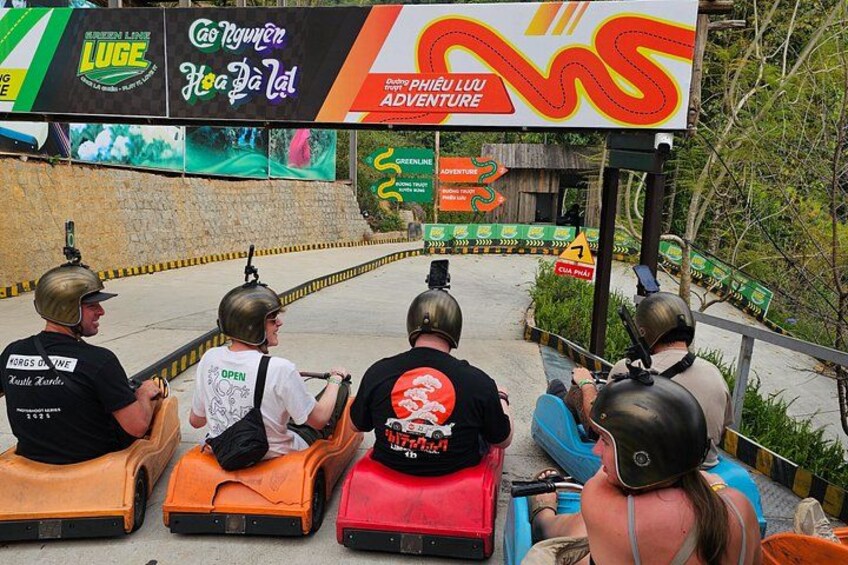 Personas divirtiéndose en coches de choque en un parque de atracciones. 3