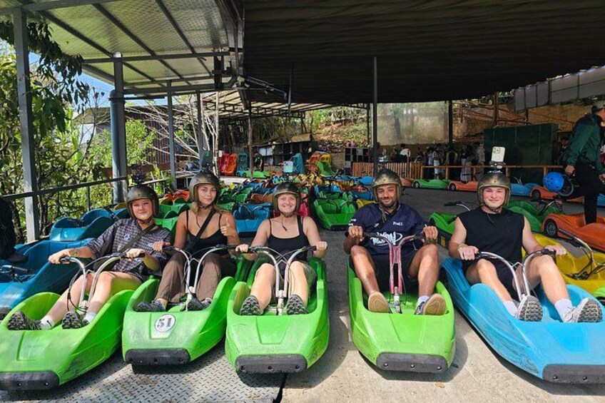 Personas divirtiéndose en autos chocones en un parque de atracciones. 4