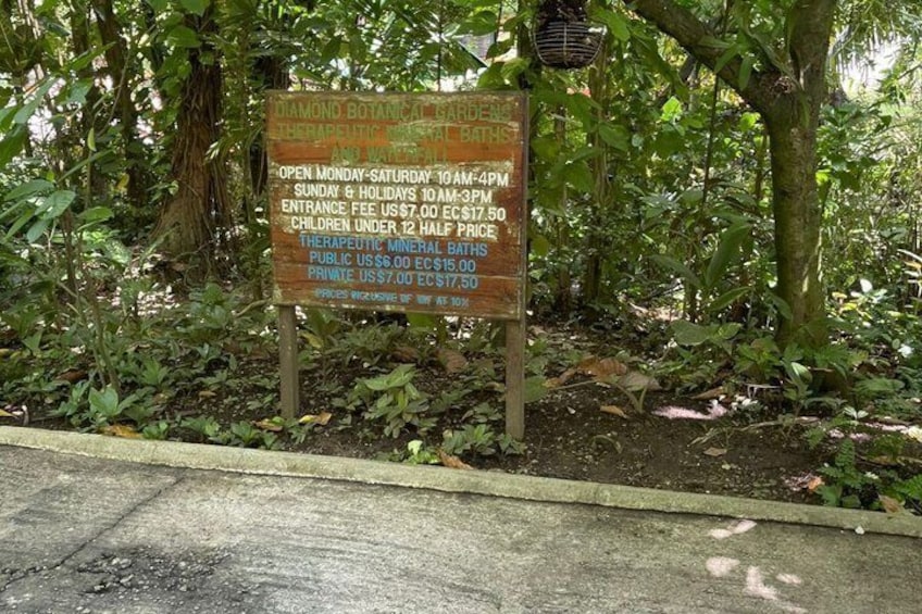 Un cartel para un jardín botánico con horarios de atención e información sobre tarifas de entrada. 3