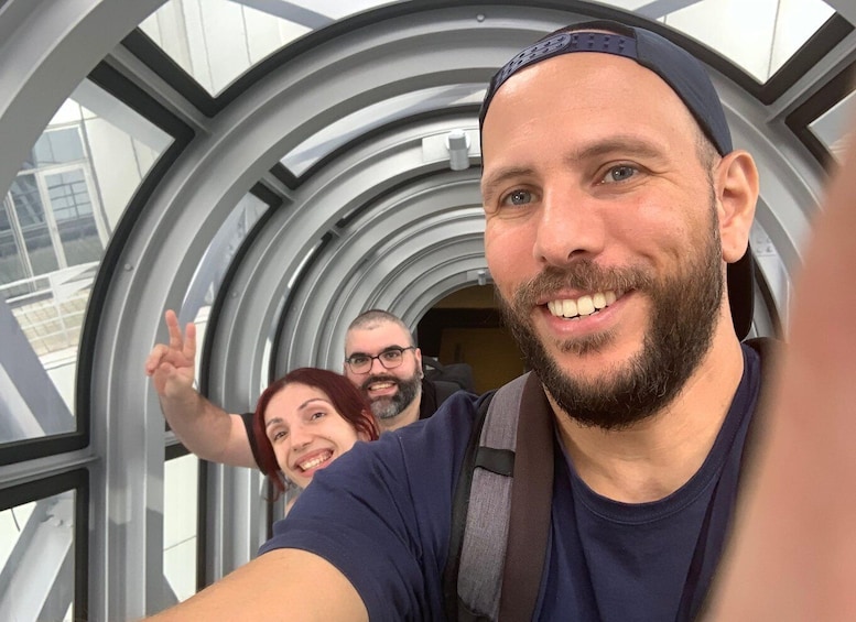 Henkilö ottaa selfien, ja taustalla näkyy pyöreä arkkitehtoninen rakennelma. 3
