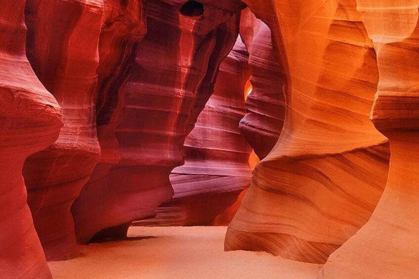 Een canyon met rode rotsformaties en een smalle doorgang. 4