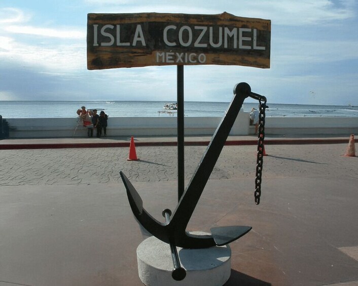 Opastekyltti, jossa lukee Isla Cozumel, Meksiko, ja edessä näkyy ankkuria esittävä veistos. 2