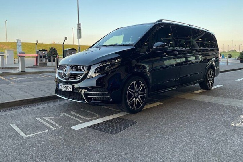 Ein schwarzer Mercedes-Benz Sprinter steht in einem ausgewiesenen Parkplatz, auf dem Bürgersteig ist ein Schild mit der Aufschrift 'LINDI' zu sehen. 2