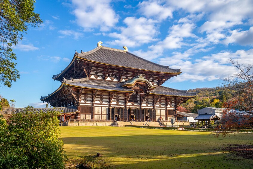 En traditionel japansk bygning med et tagtækket tag og trækonstruktion. 1