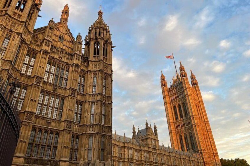 Parlamentsbyggnaden med det berömda klocktornet Big Ben. 2