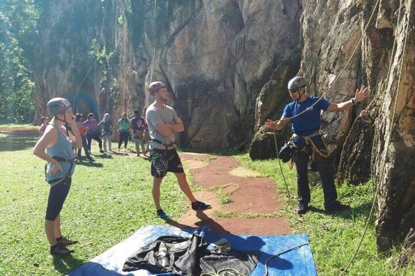 Un groupe de personnes se préparant à une activité d’escalade dans un canyon, sous un ciel dégagé. 4
