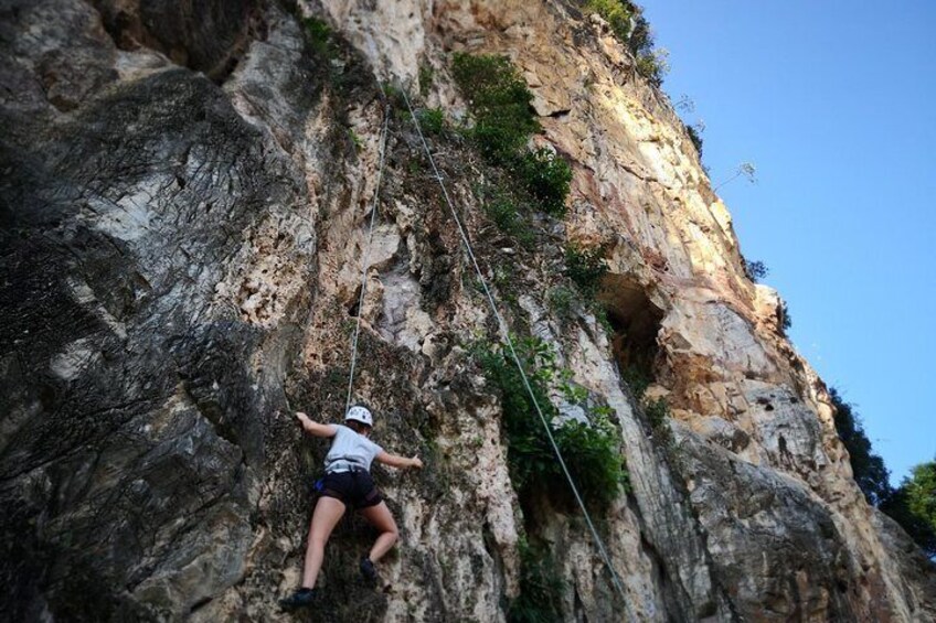 Une personne qui fait de l’escalade sur une falaise rocheuse abrupte. 5
