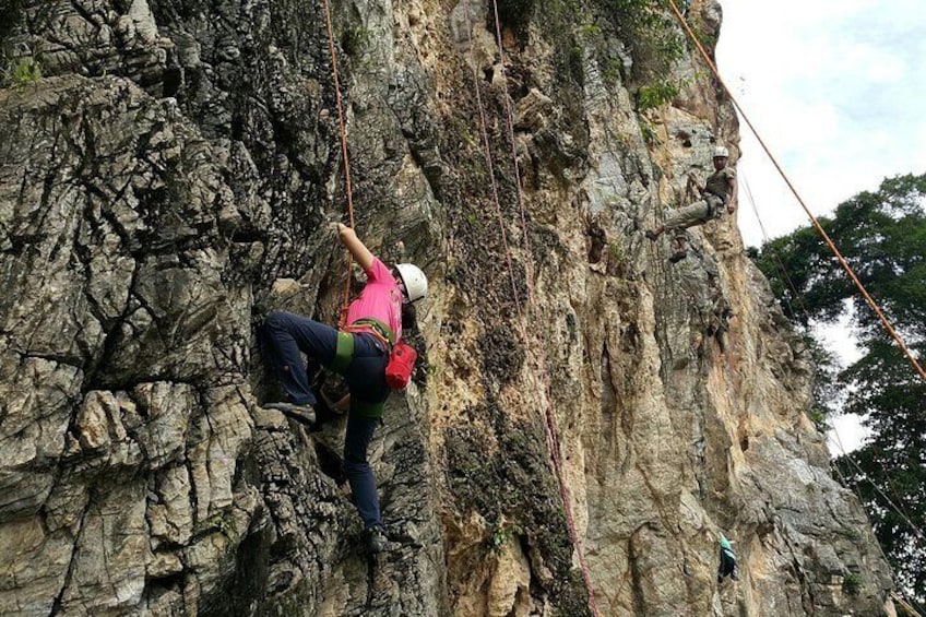 Une personne qui escalade une falaise rocheuse. 3