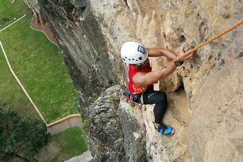 Une personne qui fait de l’escalade sur une paroi rocheuse escarpée. 1