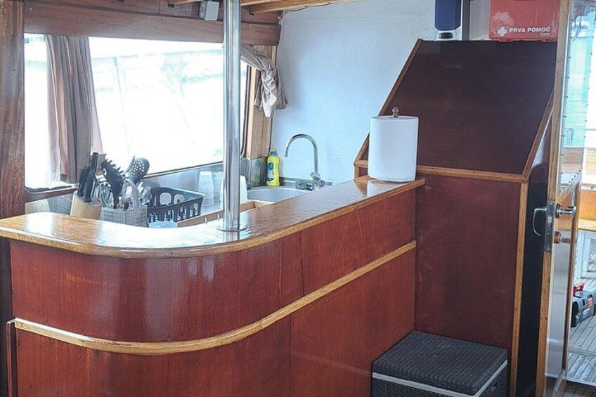 Kitchen and bar 4