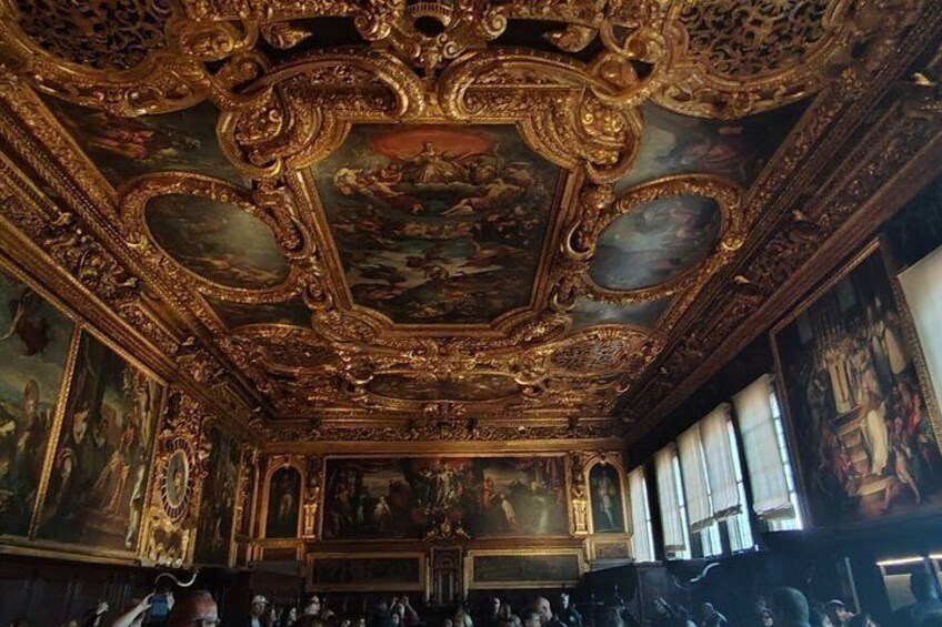 Une pièce somptueuse, ornée de fresques complexes sur le plafond et de tableaux de style classique. 2