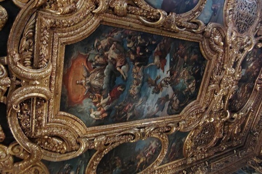 Un tableau richement décoré, encadré d’un cadre doré, avec des détails complexes et une figure centrale. 3