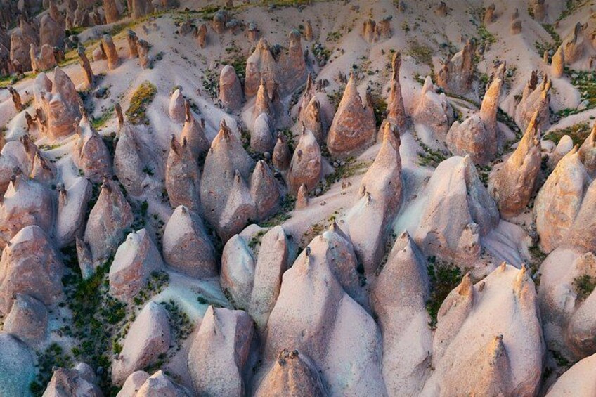 Paisaje de formaciones rocosas singulares con puntas afiladas, probablemente una característica geológica natural. 3