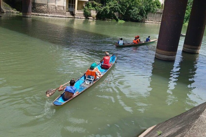 Deux canots sur une rivière, sous un pont. 2