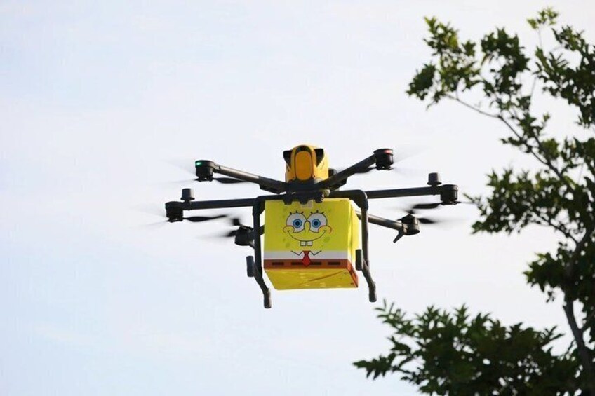 Een drone met een cartoonesk ontwerp vliegt door de lucht. 1