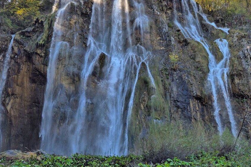 Une cascade d’eau se précipitant le long d’une falaise rocheuse. 2
