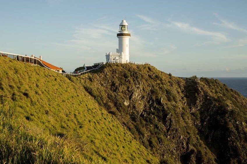 Un phare sur une colline herbeuse, sous un ciel dégagé. 3