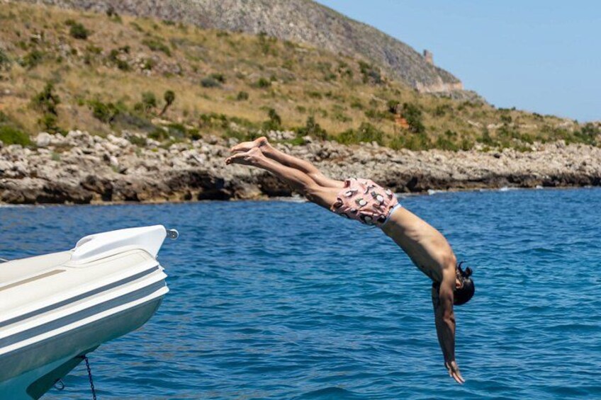 Iemand duikt vanaf een boot in het water. 5