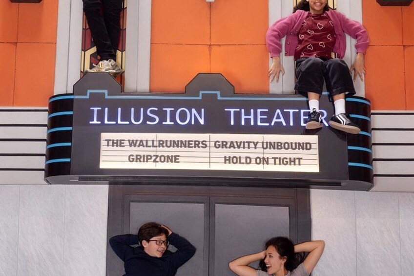 Un auvent de théâtre sur lequel sont affichés les titres des films. 3