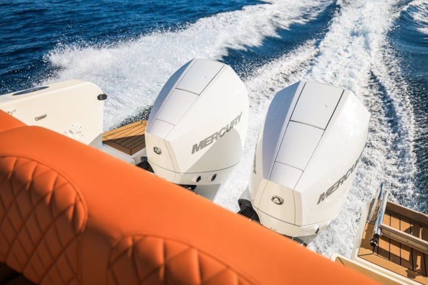 Un bateau équipé de deux moteurs hors-bord Mercury et dont l’intérieur est de couleur orange. 2